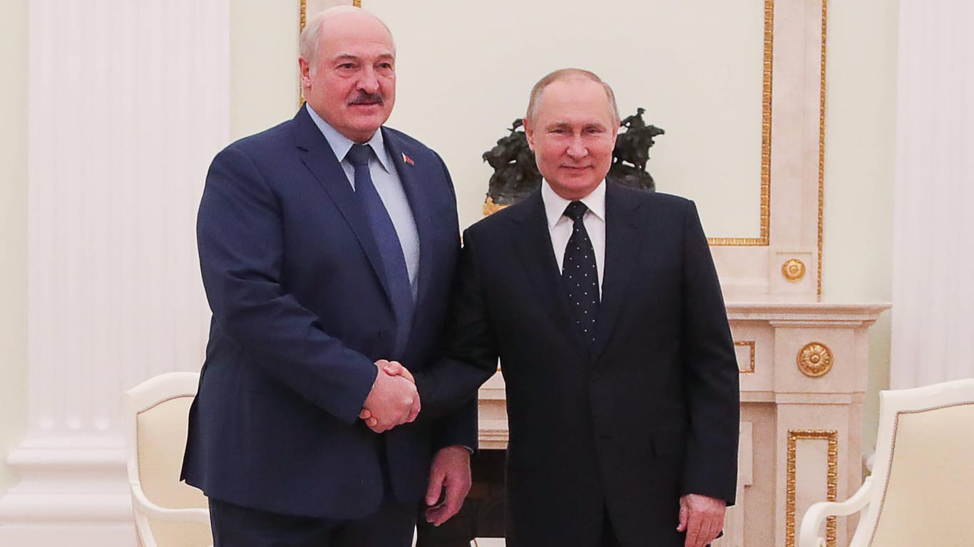 Lukaschenko (l) und Putin (r): Der belarussische Machthaber nennt den Kremlchef seinen "großen Bruder".