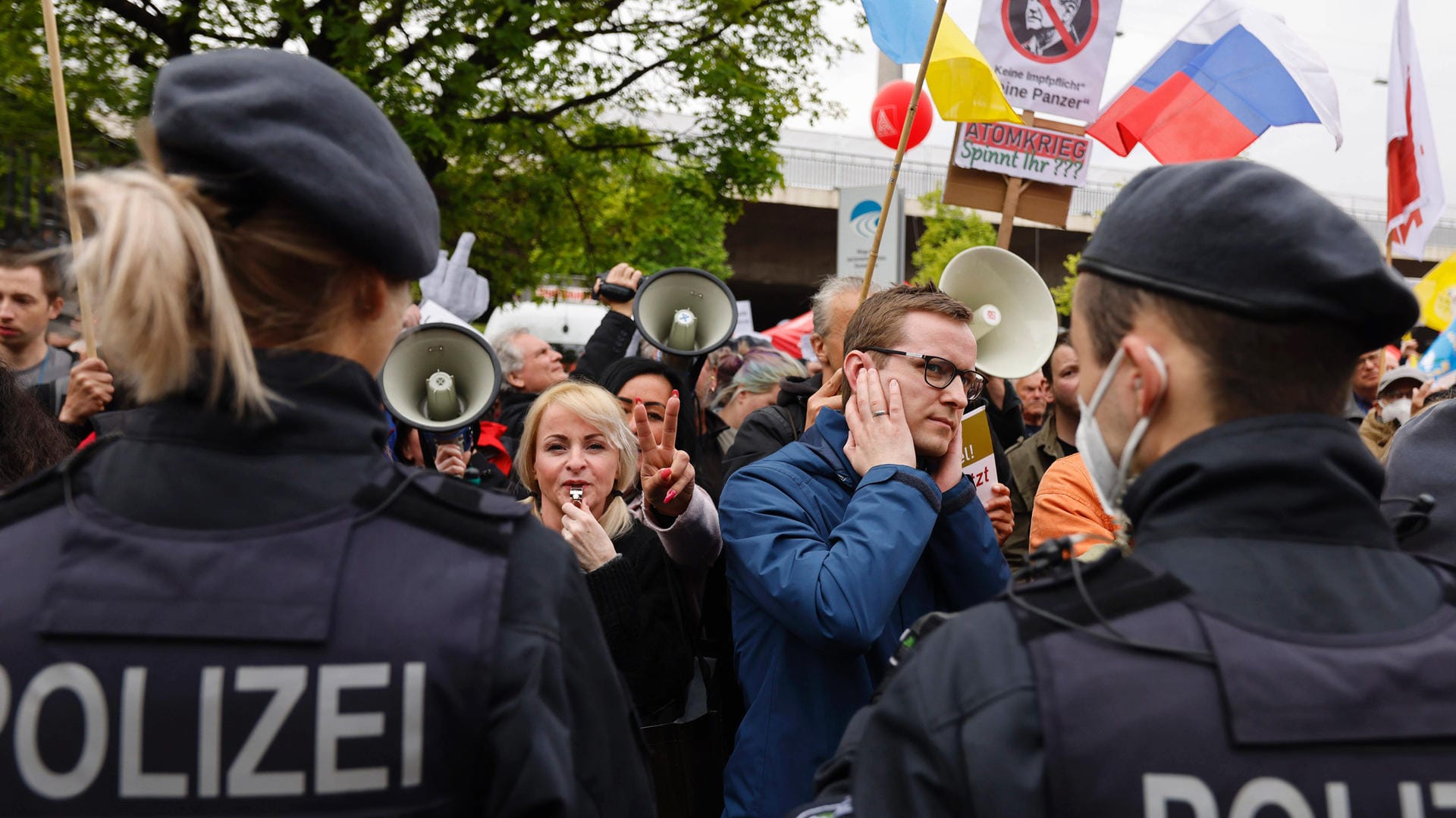 Mit Trillerpfeifen und Megafonen: Protest bei einem Auftritt von Kanzler Olaf Scholz am Tag der Arbeit in Düsseldorf.