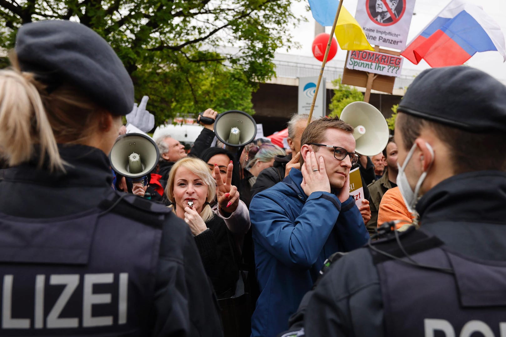 Mit Trillerpfeifen und Megafonen: Protest bei einem Auftritt von Kanzler Olaf Scholz am Tag der Arbeit in Düsseldorf.