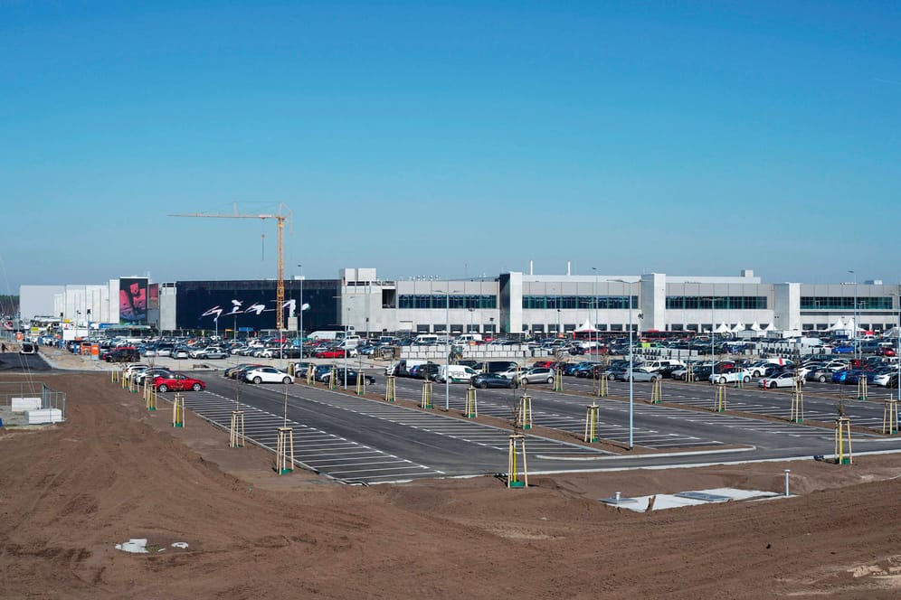 Blick auf die Tesla Gigafactory in Grünheide (Archivbild): Das Areal soll noch vergrößert werden.