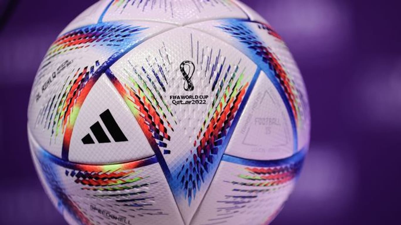 Der offizielle Spielball für die Fußball WM 2022 in Katar liegt bei einer Pressekonferenz auf einem Podium.