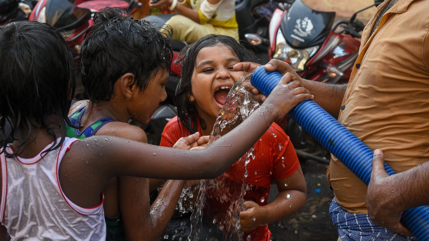 Abkühlung in Kalkutta: In der Stadt im Osten des Landes sorgten Temperaturen und Luftfeuchtigkeit für lebensgefährliche Bedinungen.