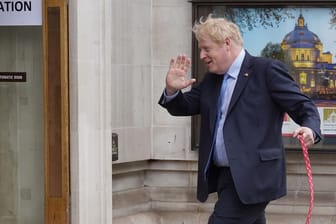 Boris Johnson bei der Stimmabgabe in Westminster: Der Premierminister steht wegen seiner Rolle in der "Partygate"-Affäre in der Kritik.
