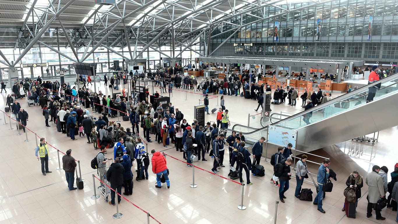 Passagiere am Helmut-Schmidt-Flughafen in Hamburg: Es wird ein "heißer" Sommer erwartet.