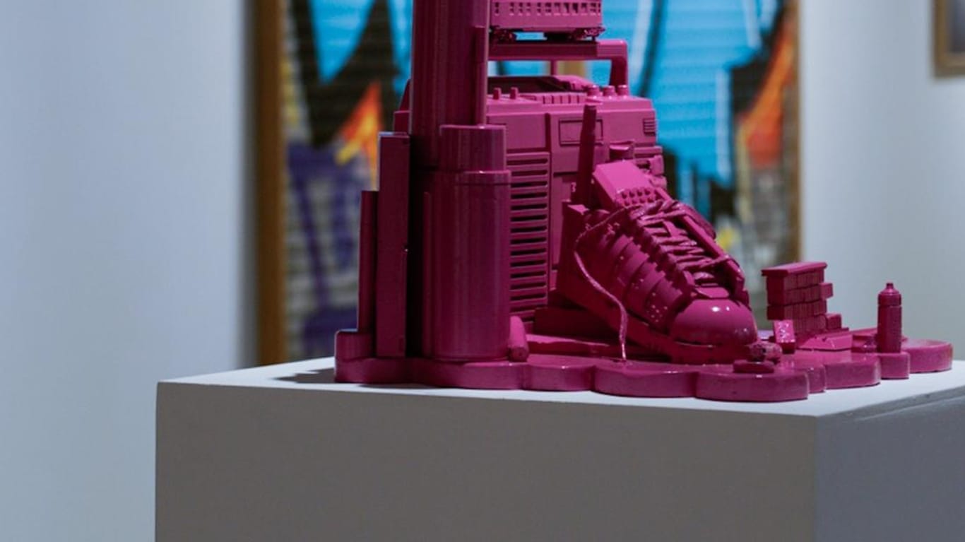 Ein pinker Sneaker ist zum Teil eines größeren Kunstwerkes geworden.