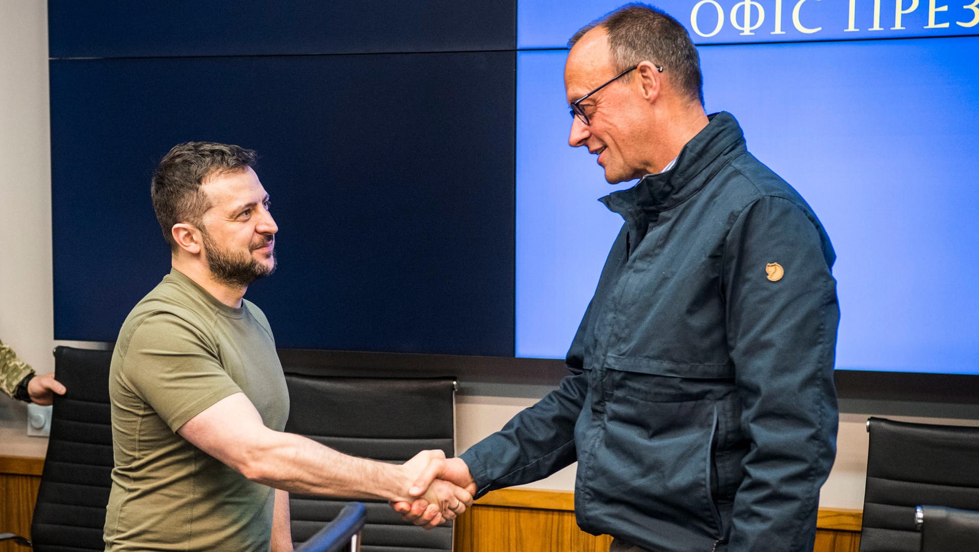 Wolodymyr Selenskyj (l) und Friedrich Merz (r): Der CDU-Chef hat Kiew und Irpin besucht.