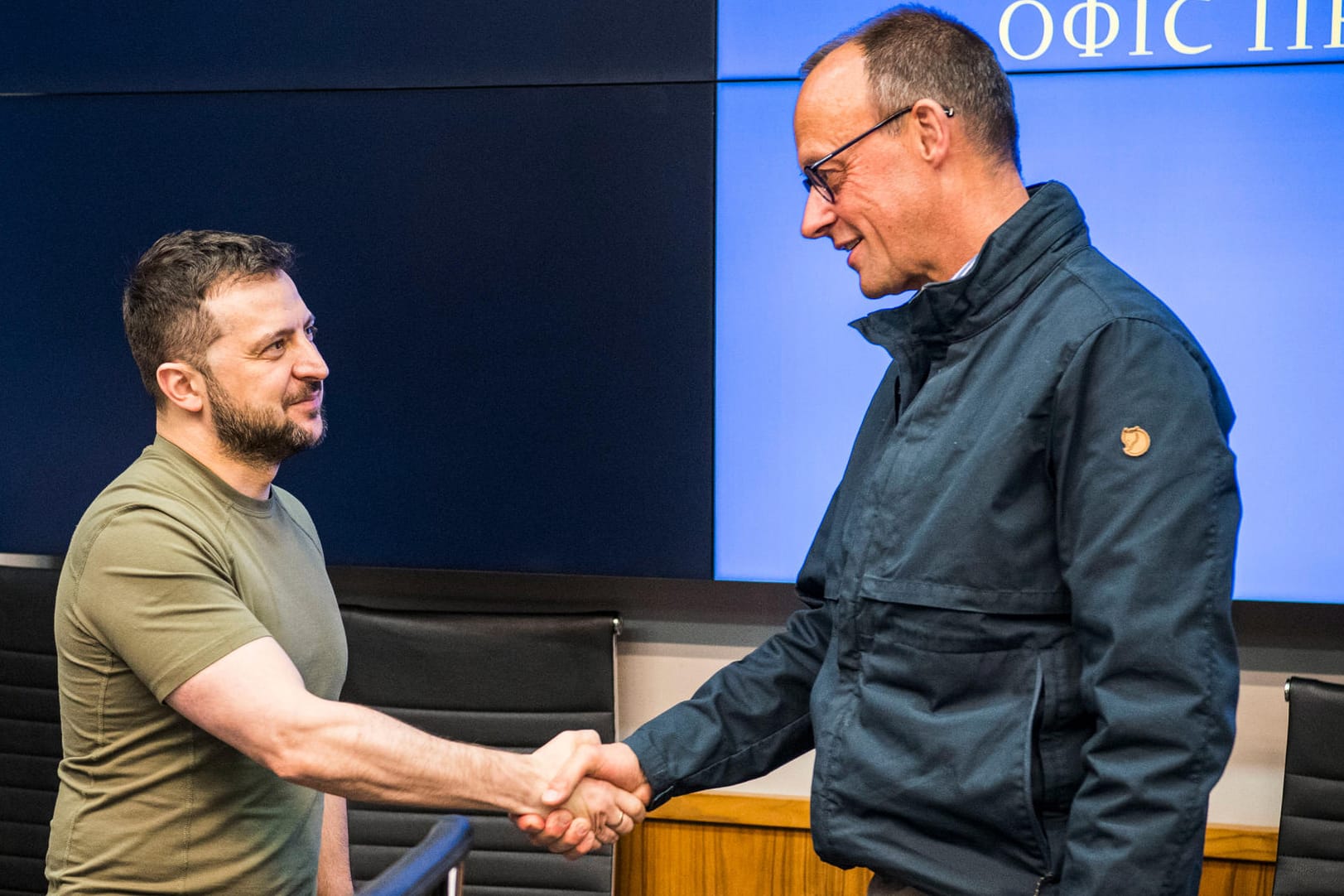 Wolodymyr Selenskyj (l) und Friedrich Merz (r): Der CDU-Chef hat Kiew und Irpin besucht.