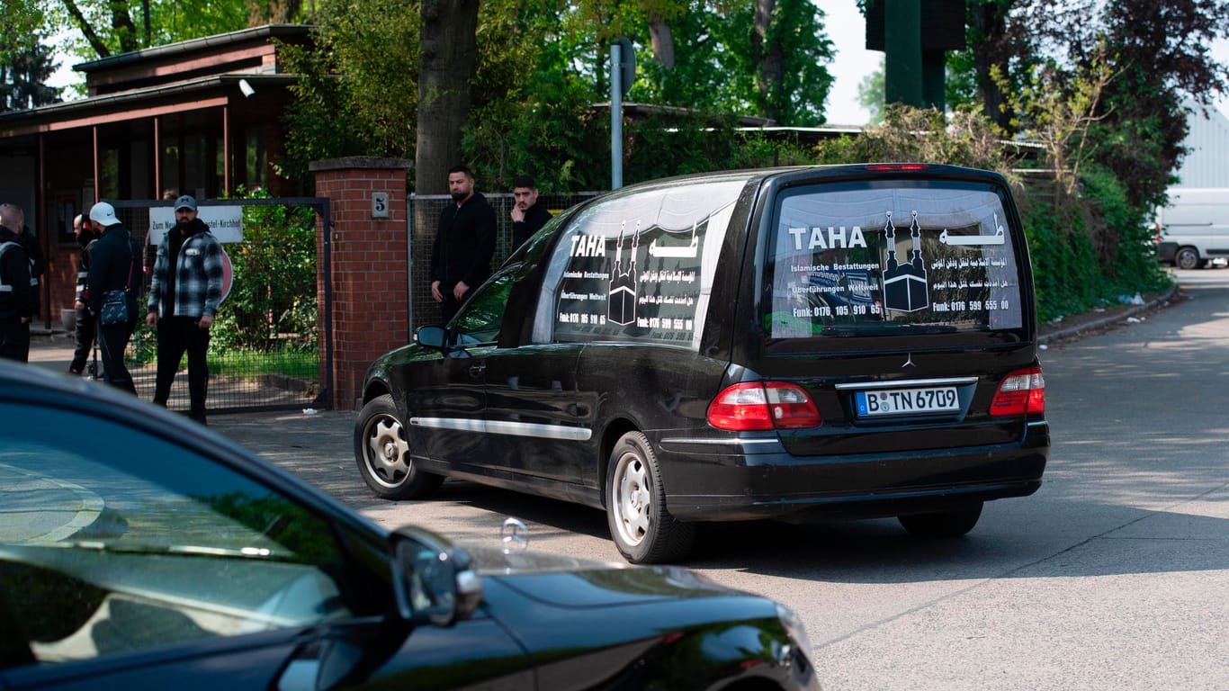 Ein Leichenwagen fährt auf den Friedhof in Schöneberg: Zu der Beerdigung waren Hunderte Menschen – vorwiegend Männer – gekommen.