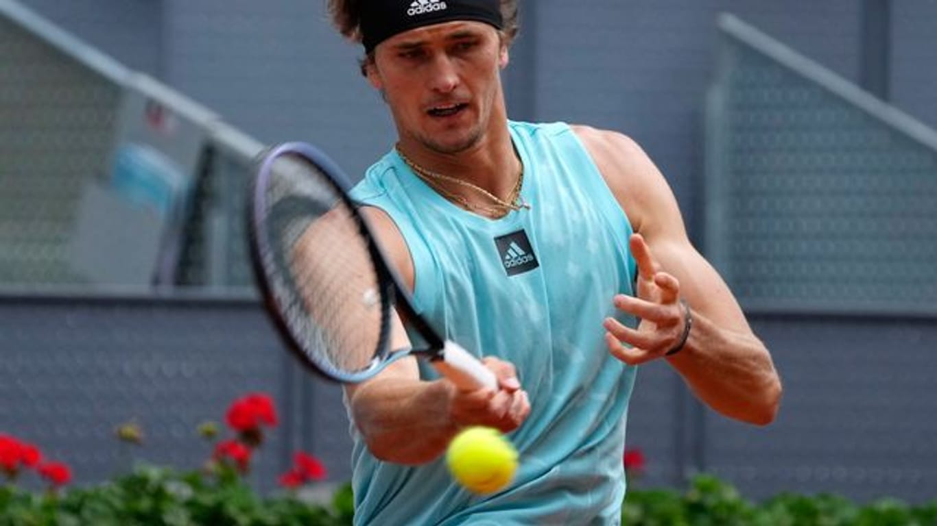 Der deutsche Tennis-Olympiasieger Alexander Zverev hat beim ATP-Masters in Madrid den Einzug ins Viertelfinale geschafft.