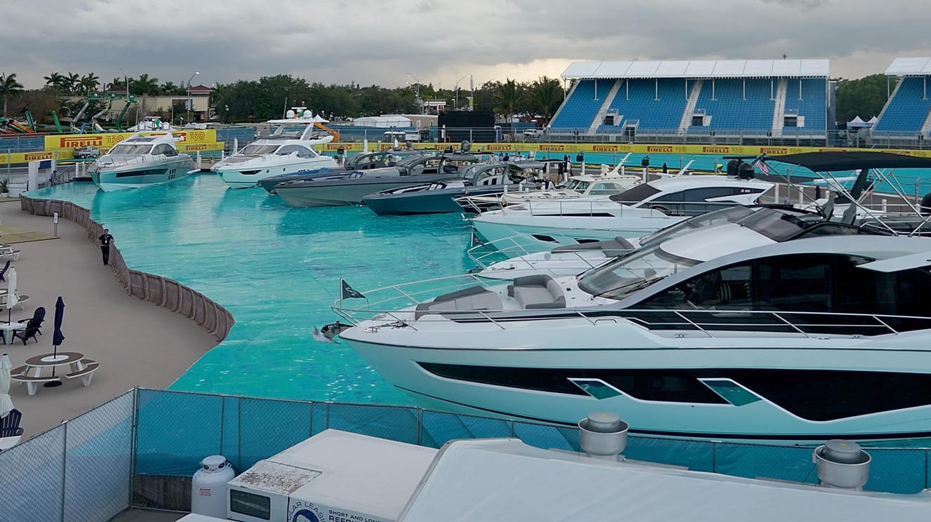 Skurriles Bild: Yachten auf aufgemaltem Wasser am Rande der Formel-1-Strecke in Miami.