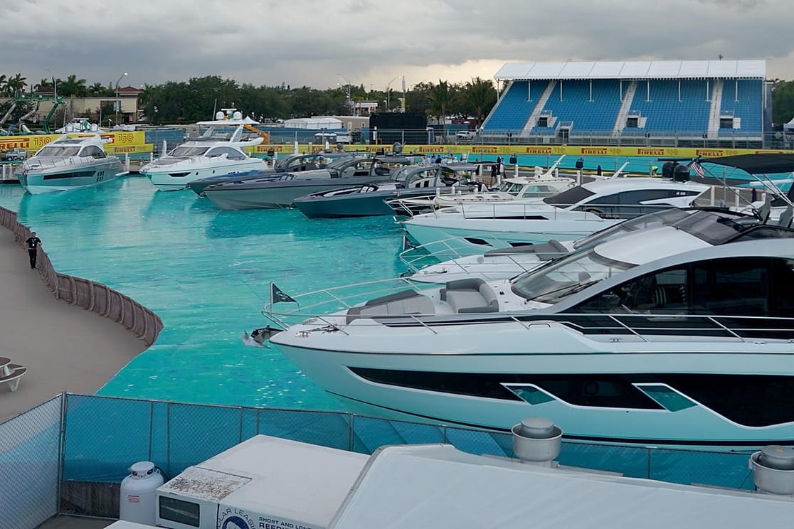 Skurriles Bild: Yachten auf aufgemaltem Wasser am Rande der Formel-1-Strecke in Miami.