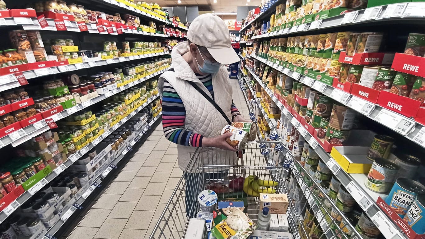 Eine Kundin im Supermarkt (Symbolbild): Der Einkauf ist an vielen Stellen bereits teurer geworden, doch die Preise könnten in den kommenden Monaten noch weiter steigen.