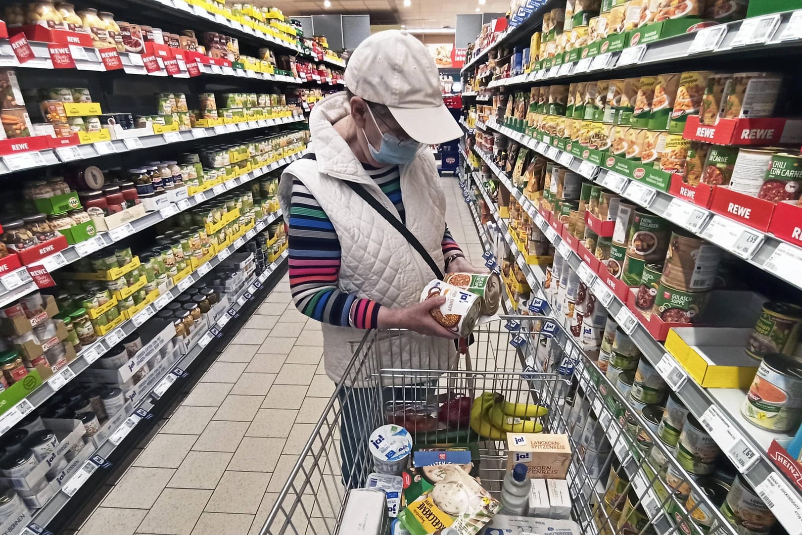 Eine Kundin im Supermarkt (Symbolbild): Der Einkauf ist an vielen Stellen bereits teurer geworden, doch die Preise könnten in den kommenden Monaten noch weiter steigen.