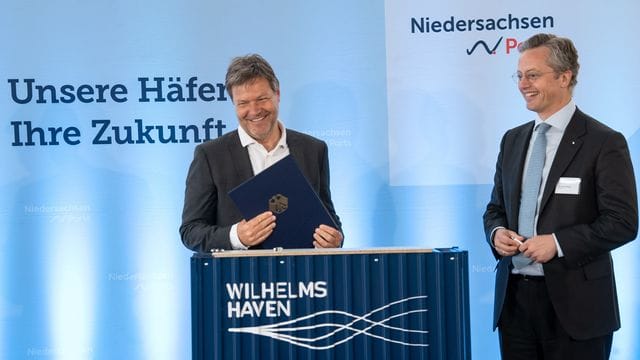 Habeck bei Rammschlag für geplantes LNG-Terminal Habeck bei Rammschlag für geplantes LNG-Terminal