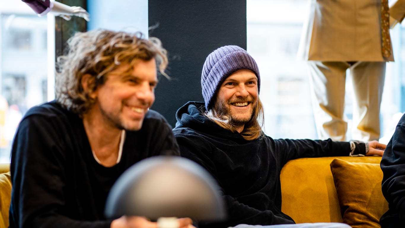 Bassist Rüdiger Linhof und Sänger Peter Brugger (rechts) gut gelaunt beim Interview. Eine Pause habe den Sportfreunde Stiller gut getan, sagen sie.
