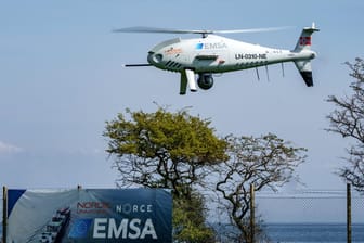 Eine Drohne über der Radarstation Staberhuk auf Fehmarn (Archiv): Ferngesteuerte Umweltschutzdrohnen sollen gezielt Schiffe im Fehmarnbelt und in der Kadetrinne ansteuern.