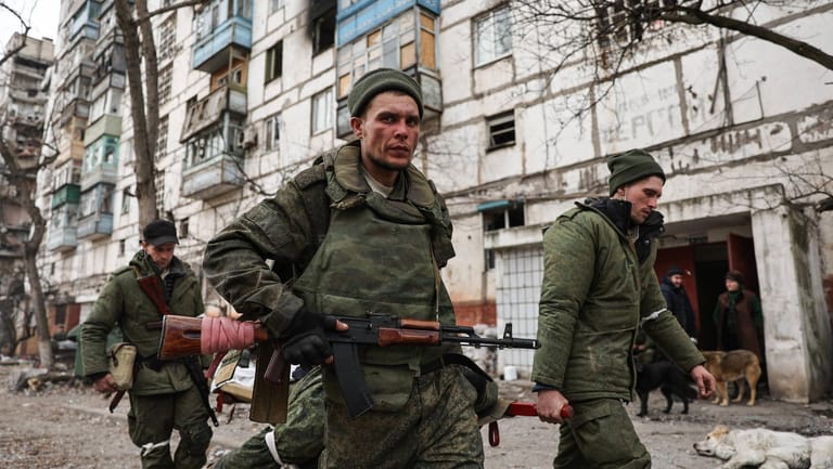 Separatisten der "Volksrepublik" Donezk tragen die Leiche eines Kameraden: Frauen bangen um das Leben ihrer Männer.
