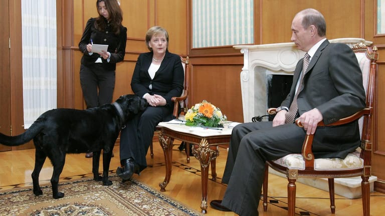 Merkels erster Besuch in Russland, 2007: Vor laufenden Kameras führt Putin die Kanzlerin vor.
