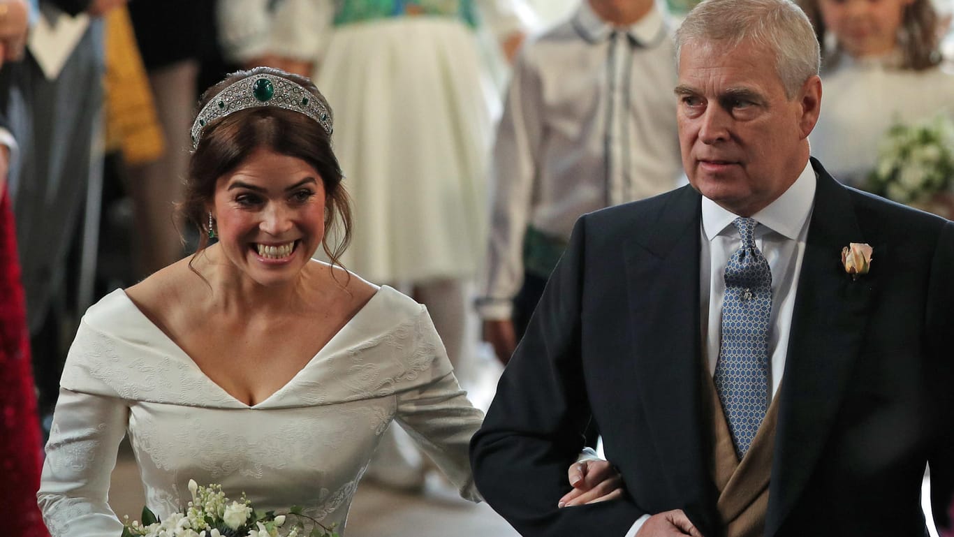 Prinz Andrew führt seine Tochter Eugenie 2018 zu ihrer Hochzeit in die Kirche: Es soll Andrews Wunsch sein, dass sie in seiner Nähe wohnt.