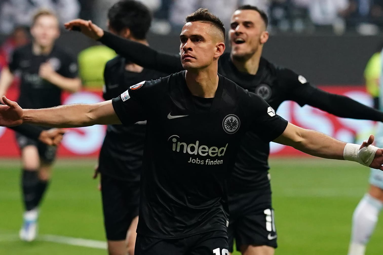 Rafael Borré (l.) und Filip Kostic feiern das 1:0: Die Eintracht steht im Endspiel der Europa League.