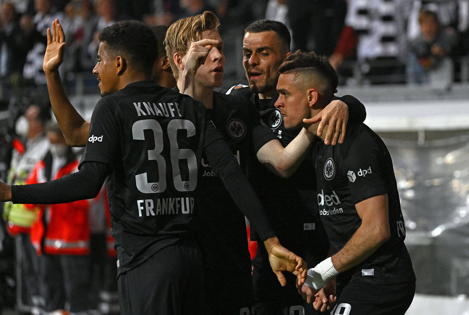 Die Spieler von Eintracht Frankfurt bejubeln den entscheidenden Treffer von Rafael Borre (r.). Durch den 1:0-Sieg gegen West Ham United zieht die SGE ins Europa-League-Finale ein. t-online mit der Einzelkritik.