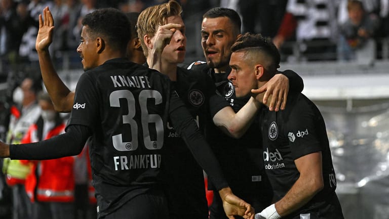 Die Spieler von Eintracht Frankfurt bejubeln den entscheidenden Treffer von Rafael Borre (r.). Durch den 1:0-Sieg gegen West Ham United zieht die SGE ins Europa-League-Finale ein. t-online mit der Einzelkritik.