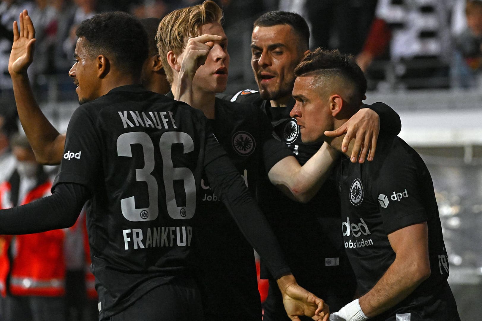 Die Spieler von Eintracht Frankfurt bejubeln den entscheidenden Treffer von Rafael Borre (r.). Durch den 1:0-Sieg gegen West Ham United zieht die SGE ins Europa-League-Finale ein. t-online mit der Einzelkritik.