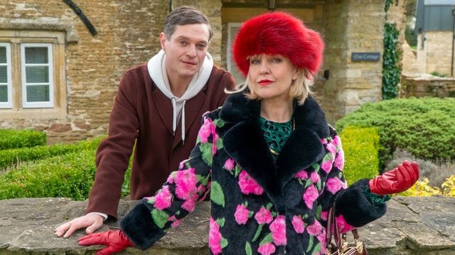 Die Weihnachtsfeiertage rücken näher und ein neuer Fall beschäftigt die Privatdetektivin Agatha Raisin (Ashley Jensen) und ihren Assistenten Roy Silver (Mathew Horne).