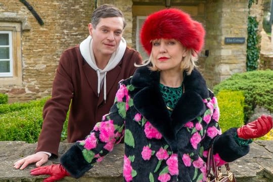 Die Weihnachtsfeiertage rücken näher und ein neuer Fall beschäftigt die Privatdetektivin Agatha Raisin (Ashley Jensen) und ihren Assistenten Roy Silver (Mathew Horne).