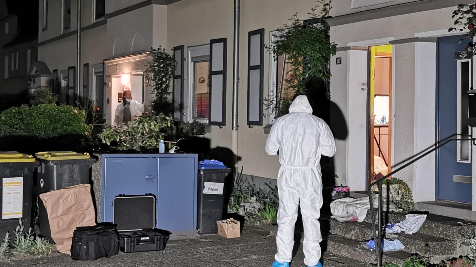 Ermittler am Tatort: Der 20-Jährige starb im Krankenhaus, die Mutter im Haus. Ermittler am Tatort: Der 20-Jährige starb im Krankenhaus, die Mutter im Haus.