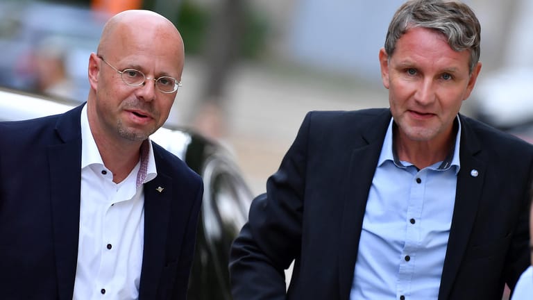 Björn Höcke (r), AfD-Vorsitzender in Thüringen, und Andreas Kalbitz, ehemaliger AfD-Landeschef in Brandenburg: Sie sind zentrale Akteure innerhalb der Neuen Rechten.