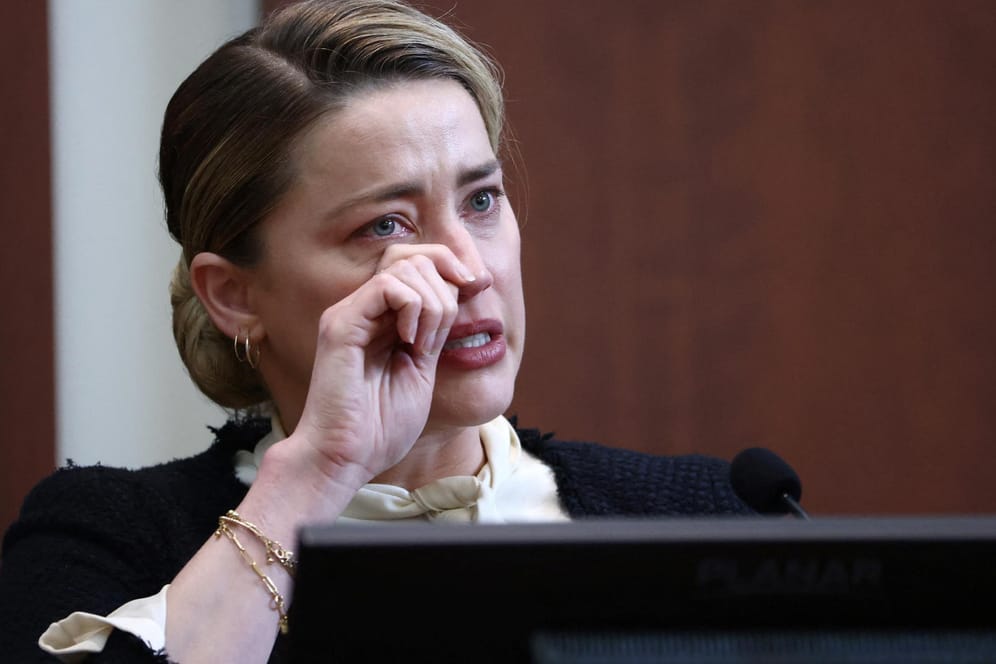 Amber Heard: Die Schauspielerin brach während ihrer Aussage in Tränen aus.