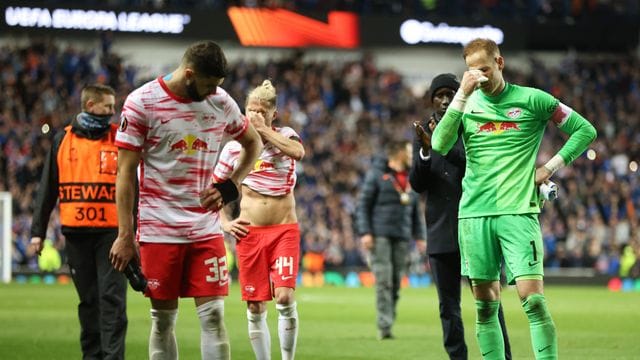 Die Spieler von RB Leipzig stehen nach der Niederlage enttäsucht im Ibrox-Stadion auf dem Spielfeld. Die Spieler von RB Leipzig stehen nach der Niederlage enttäsucht im Ibrox-Stadion auf dem Spielfeld.