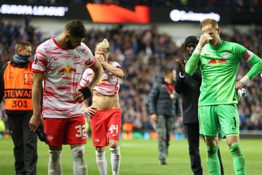 Die Spieler von RB Leipzig stehen nach der Niederlage enttäsucht im Ibrox-Stadion auf dem Spielfeld.