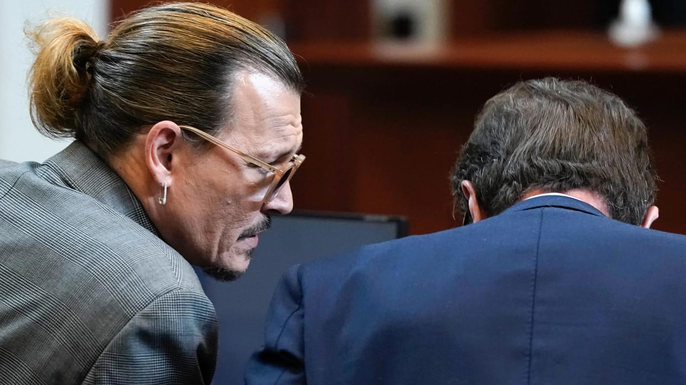 Johnny Depp: Der Schauspielerin spricht hier im Gerichtssaal in Virginia mit seinem Rechtsanwalt Ben Chew.