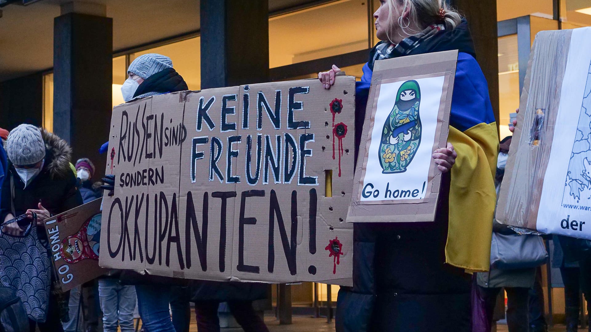 Anfang Februar in Bremen: Teilnehmer einer Demonstration stehen auf dem Marktplatz.