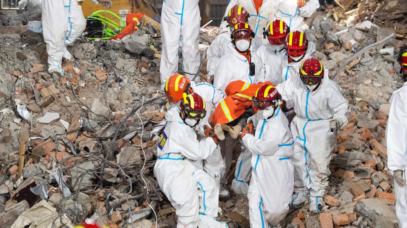 Rettungskräfte bergen den zehnten Überlebenden, der 132 Stunden lang in den Trümmern eines Wohnhauses eingeschlossen war: Der Rettungseinsatz ist beendet. Rettungskräfte bergen den zehnten Überlebenden, der 132 Stunden lang in den Trümmern eines Wohnhauses eingeschlossen war: Der Rettungseinsatz ist beendet.