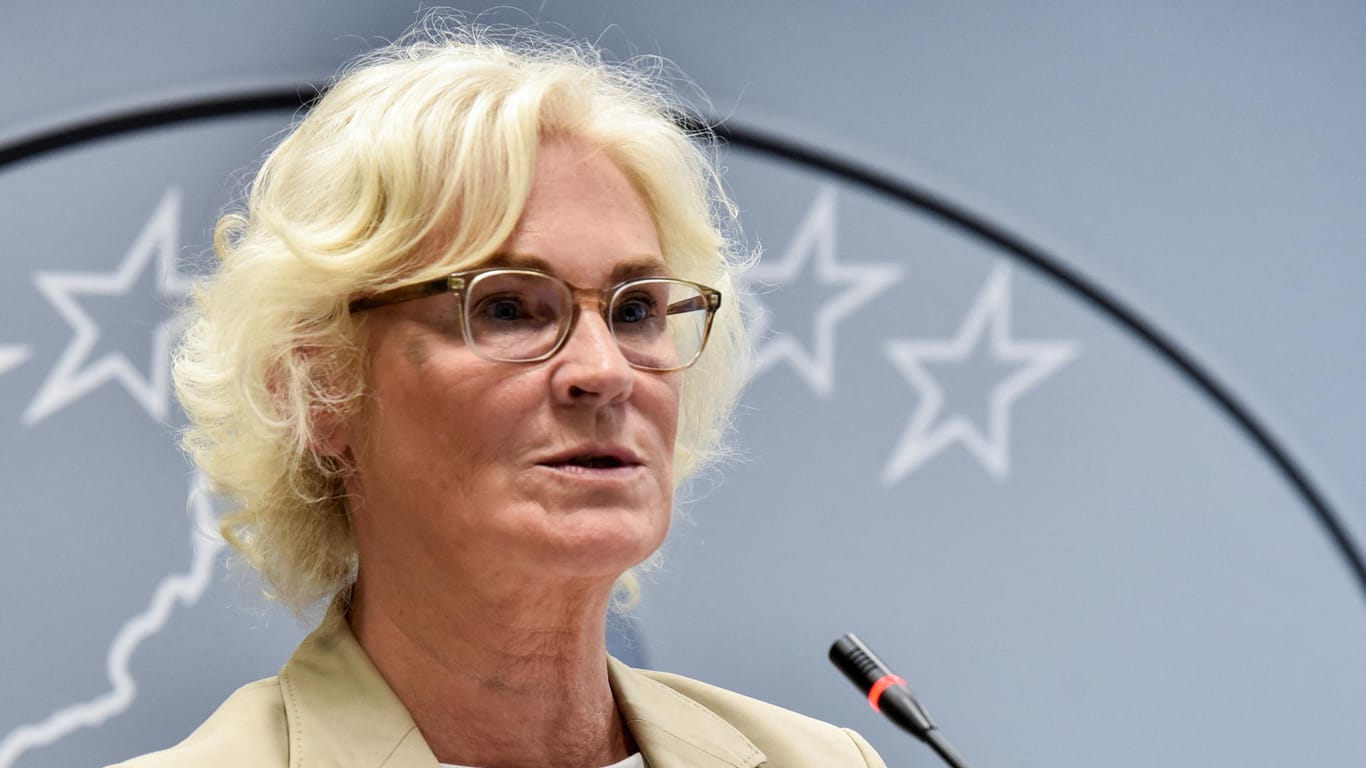 Christine Lambrecht (SPD): Die Verteidigungsministerin hat die Lieferung von sieben Panzerhaubitzen 2000 an die Ukraine angekündigt.