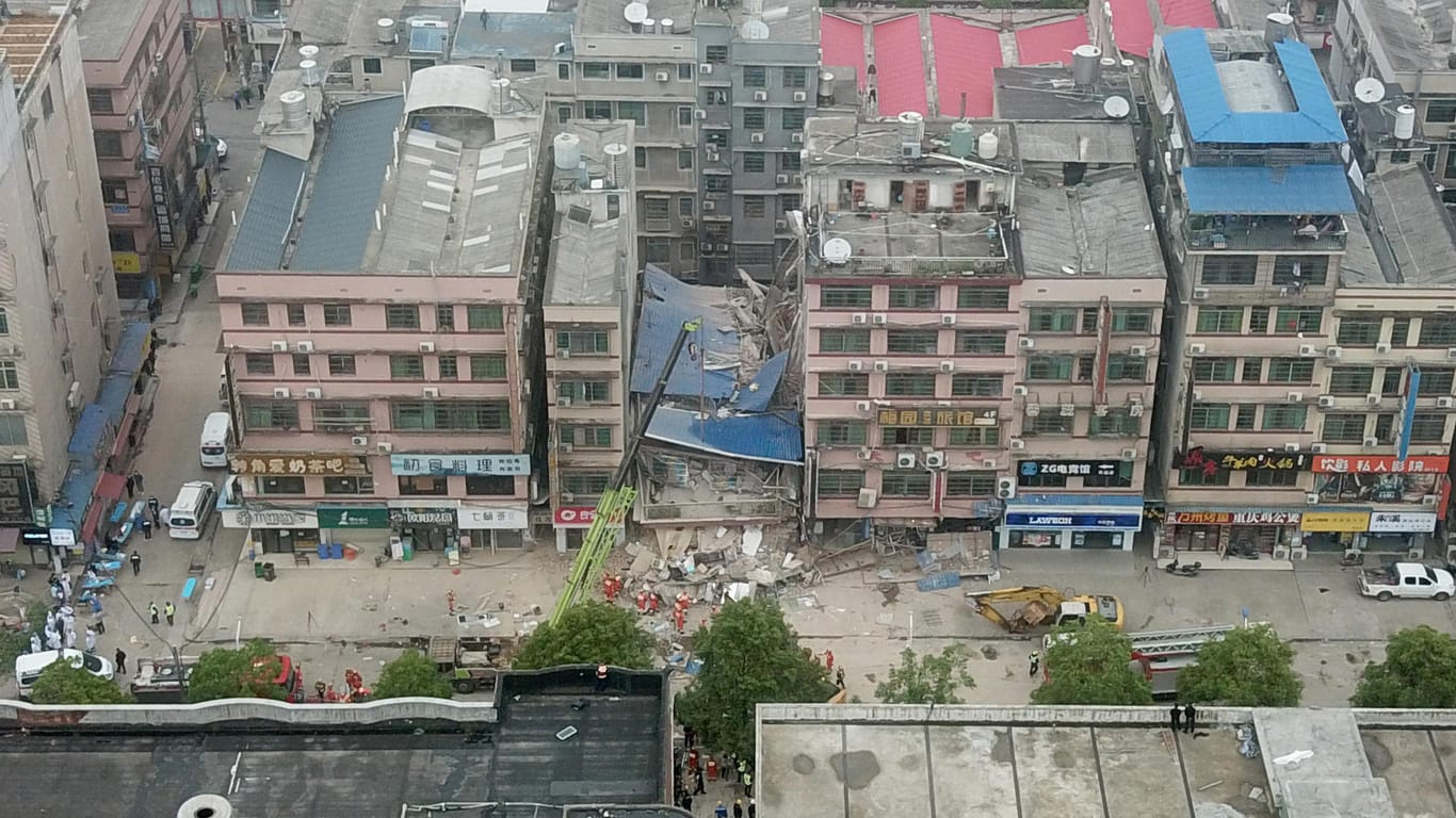Ein Luftbild zeigt die Einsturzstelle des Wohnhauses in Changsha: Das Gebäude soll teils illegal errichtet worden sein.