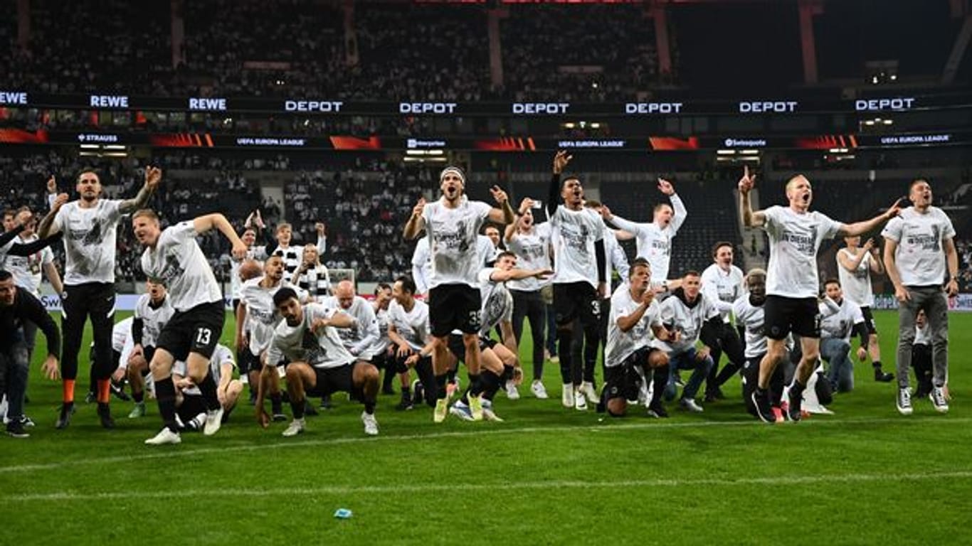 Noch lange nach Spielende feiern die Spieler von Eintracht Frankfurt ihren Einzug ins Finale auf dem Rasen.
