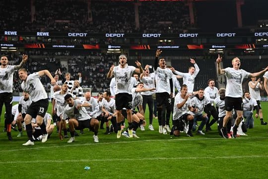 Noch lange nach Spielende feiern die Spieler von Eintracht Frankfurt ihren Einzug ins Finale auf dem Rasen.