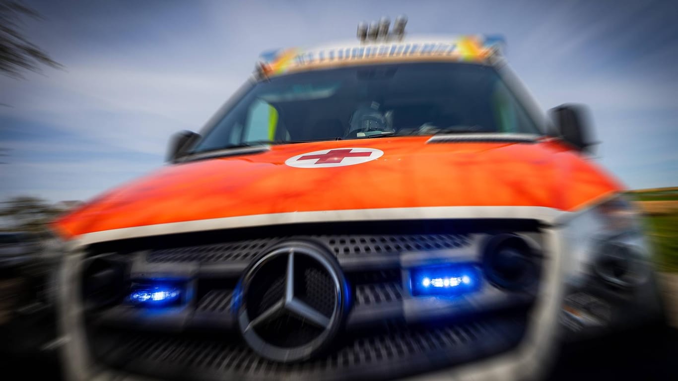 Ein Rettungswagen mit Blaulicht (Symbolfoto): Die angefahrene Frau erlag im Krankenhaus ihren Verletzungen.