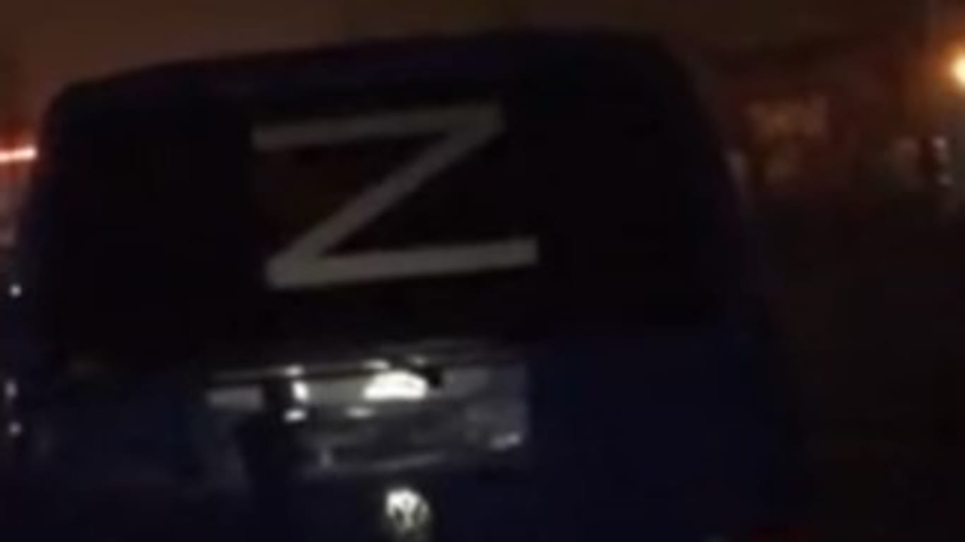 Ein "Z" auf der Heckscheibe eines Bremer Wagens: In sozialen Medien kursieren russischsprachige Videos mit Propaganda wie dieser.
