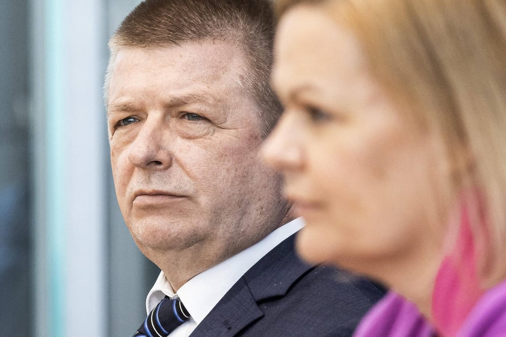 Thomas Haldenwang, Präsident des Bundesamts für Verfassungsschutz (l) und Nancy Faeser, Bundesinnenministerin: Die Absicherung der Standorte soll jahrelang vernachlässigt worden sein.