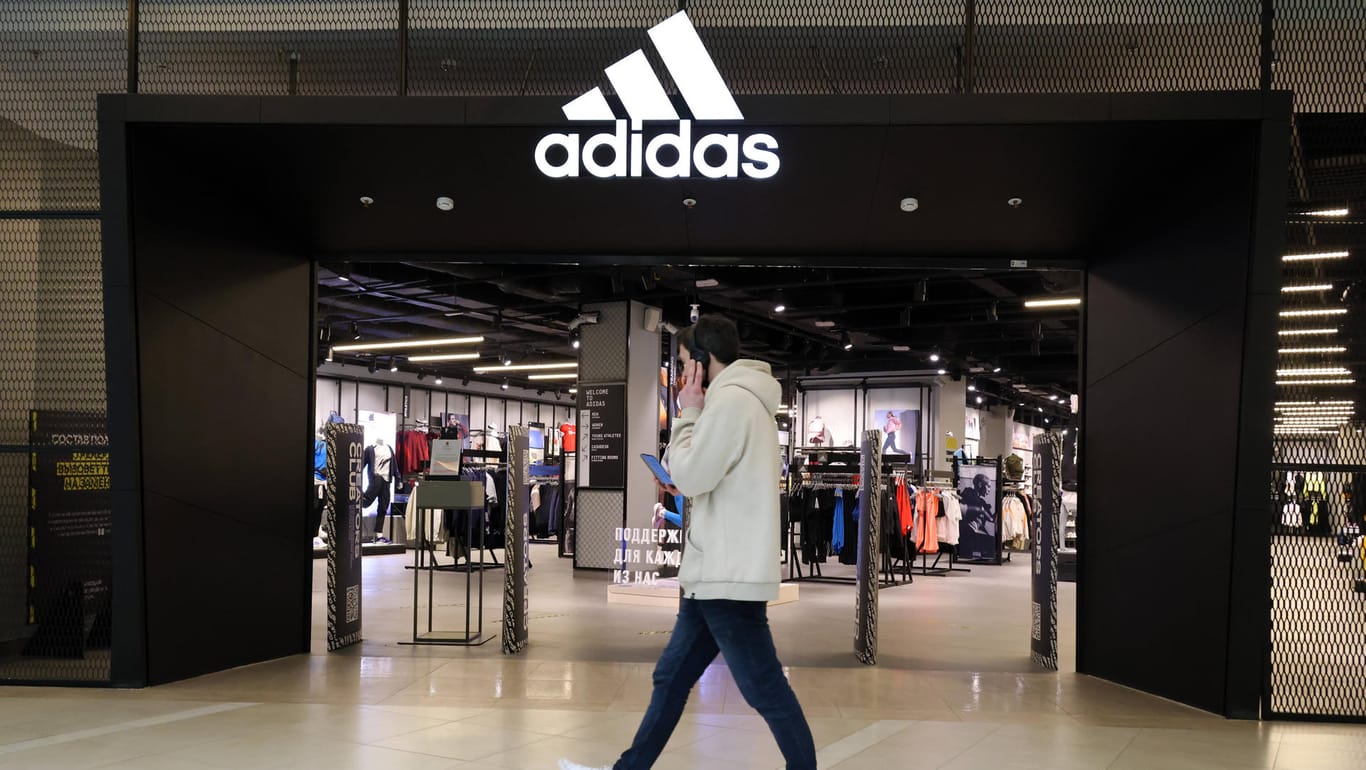 Ein Adidas-Geschäft (Symbolbild): Der Sportartikelkonzern hat eine Klage wegen seiner ikonischen Streifen verloren.