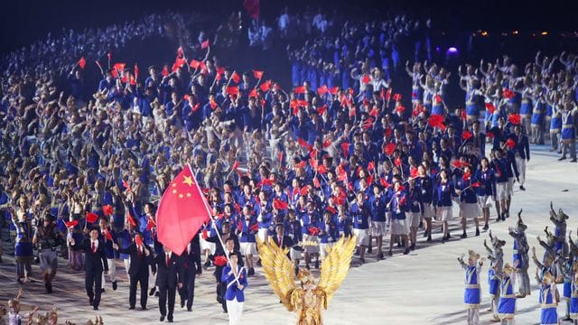 Die Delegation von China kommt zur Eröffnungszeremonie der letzten Asienspiele 2018 im indonesischen Jakarta.