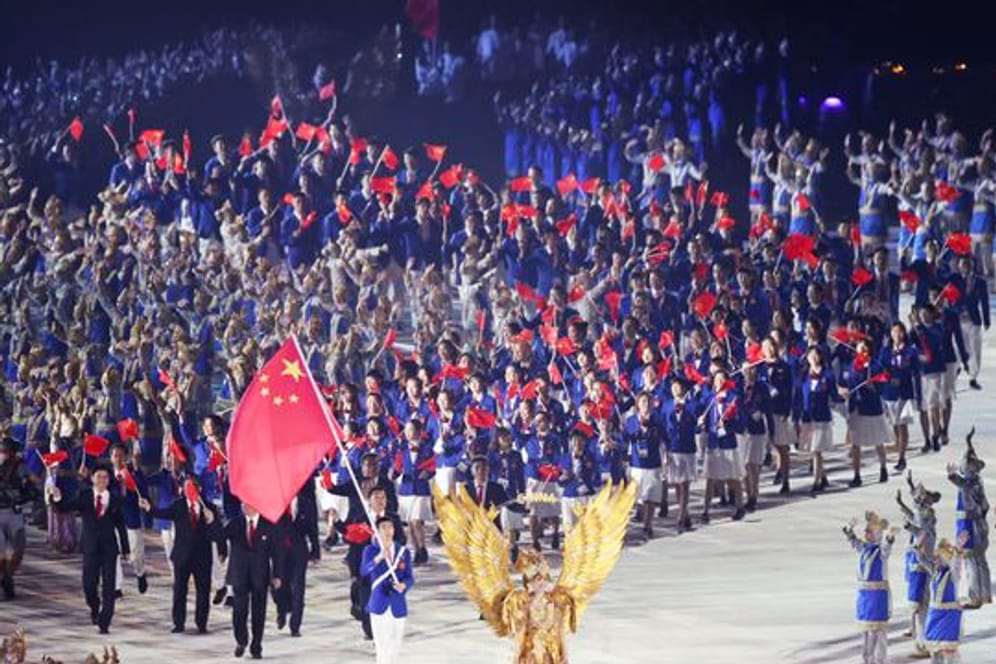 Die Delegation von China kommt zur Eröffnungszeremonie der letzten Asienspiele 2018 im indonesischen Jakarta.