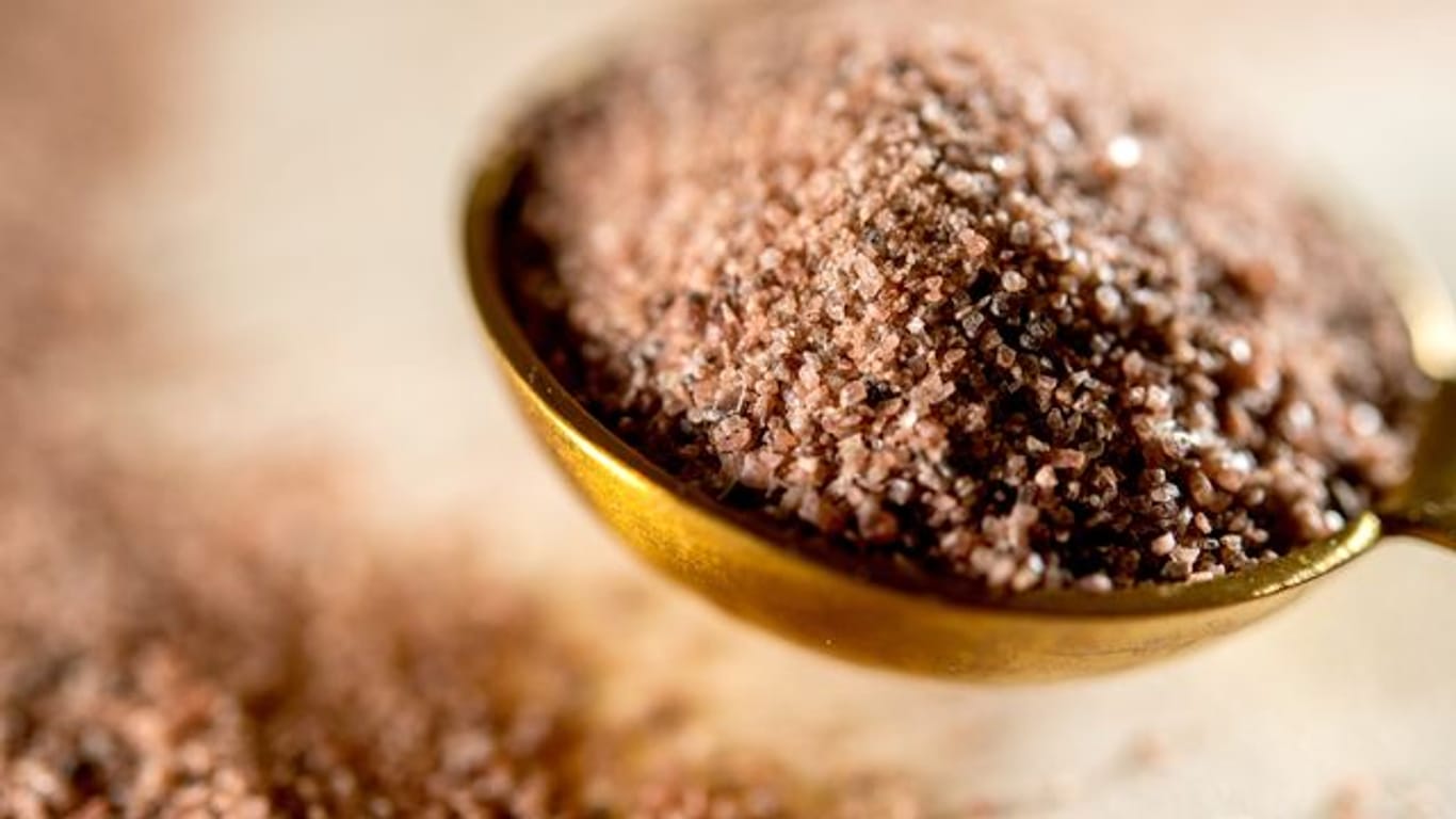 Dank Eisen und Schwefel: Kala Namak Salz, auch Black Salt genannt, schimmert meist bräunlich-rosarot bis dunkel-violett.