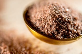 Dank Eisen und Schwefel: Kala Namak Salz, auch Black Salt genannt, schimmert meist bräunlich-rosarot bis dunkel-violett.