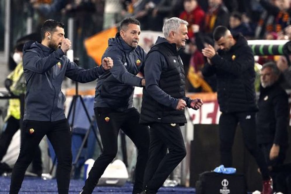 Nach dem Einzug mit AS Rom ins Finale der Conference League zu Tränen gerührt: Trainer José Mourinho (r).